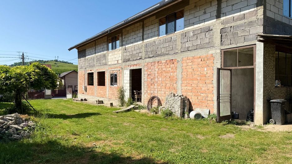 Vanzare casa cu 4 camere+anexe într-o zonă de poveste – Bezdead - Poză 3
