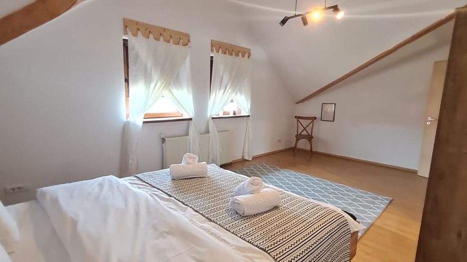 Vila spațioasă și recent renovată în Ghiroda! - Poză 10