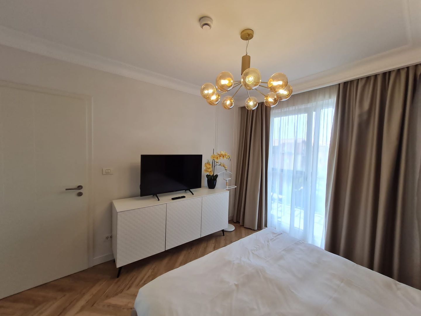 Elegantă și prestanță - Poză 14