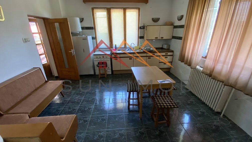 Vila de vanzare, teren 3100 mp, 7 camere, 6 grupuri sanitare, 3 CT, an 1997 - Poză 9