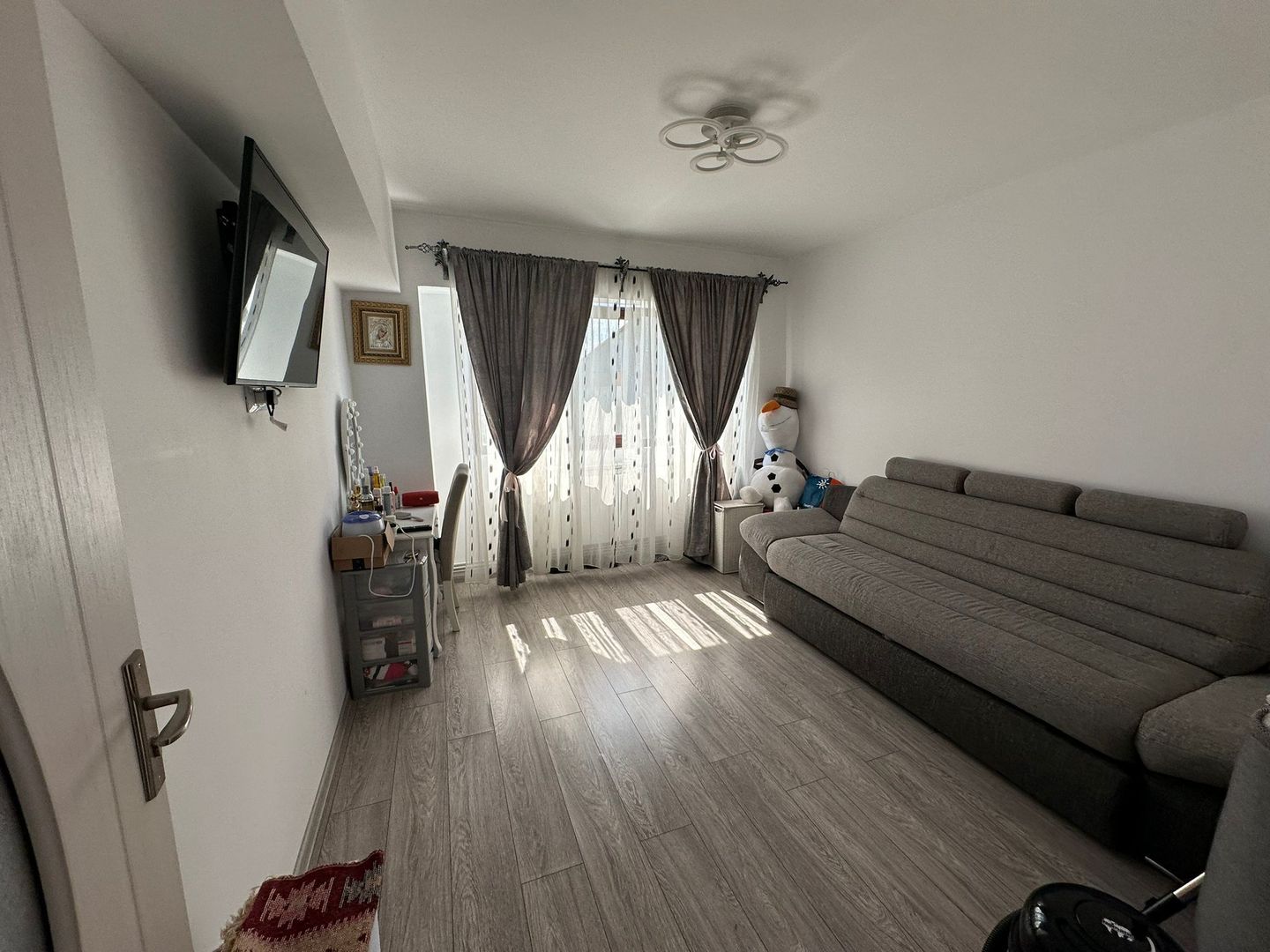 Apartament cu 3 camere, renovat modern, mobilat si utilat, zona CENTRU; - Poză 3