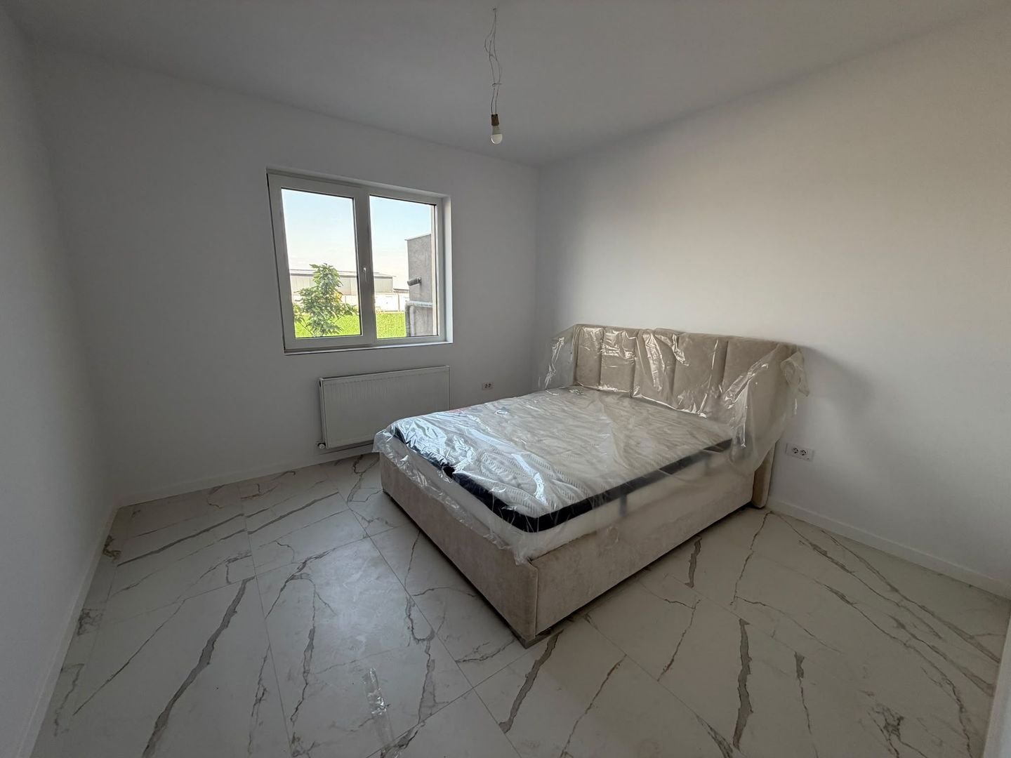 AP. 2 CAMERE- PARCARE, CURTE PROPRIE, CENTRALA, BUCATARIE INCHISA - Poză 2