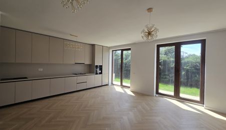 Townhouse Modern cu Grădină Proprie | Tunari Park Villas