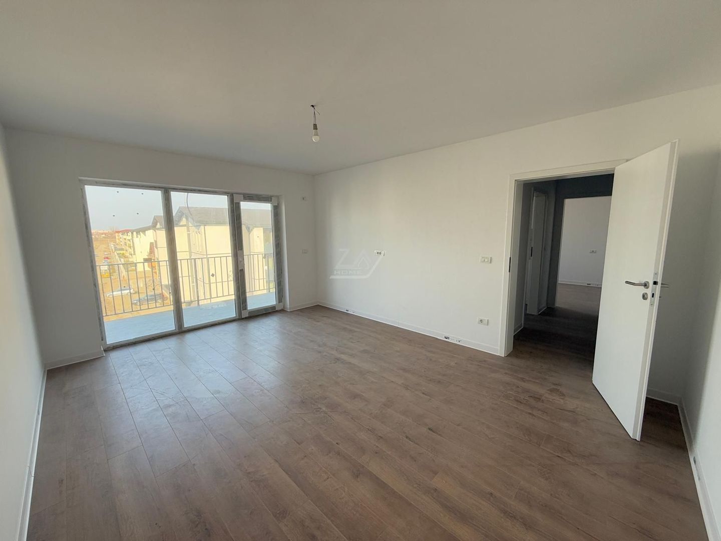 Decomandat. Spatios. Loc de parcare. - Poză 1