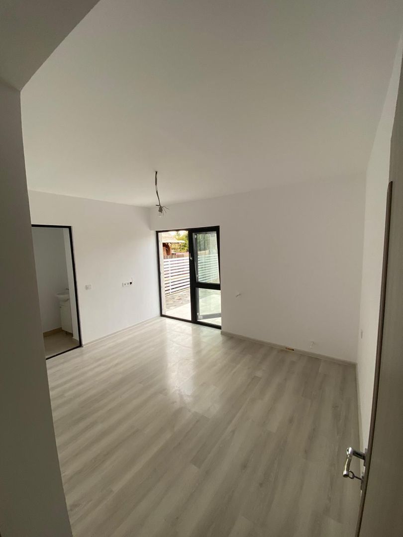 Casa noua în Giulesti de închiriat - curte 220mp - Poză 11