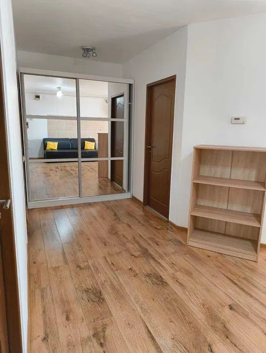 Apartament de vanzare, 2 camere, etaj intermediar, balcon, parcare - Poză 3