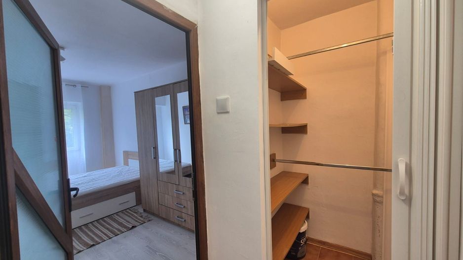 Intrare  Răcădău, apartament mobilat, liber la vânzare, însorit - Poză 3
