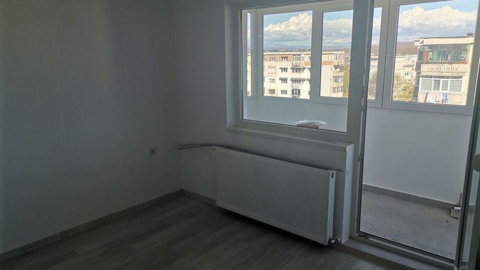 Vanzare apartament decomandat, renovat total, liber, Mioveni - Poză 1