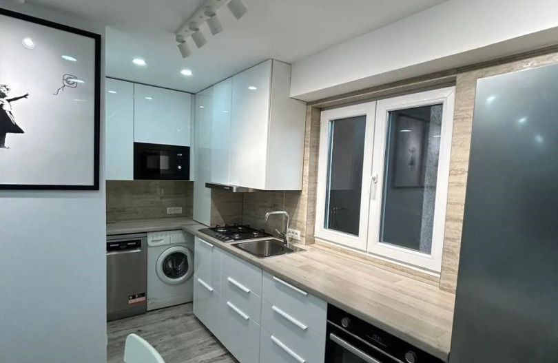 Închiriez apartament 3 camere lux, Unirii, centrală proprie - Poză 5