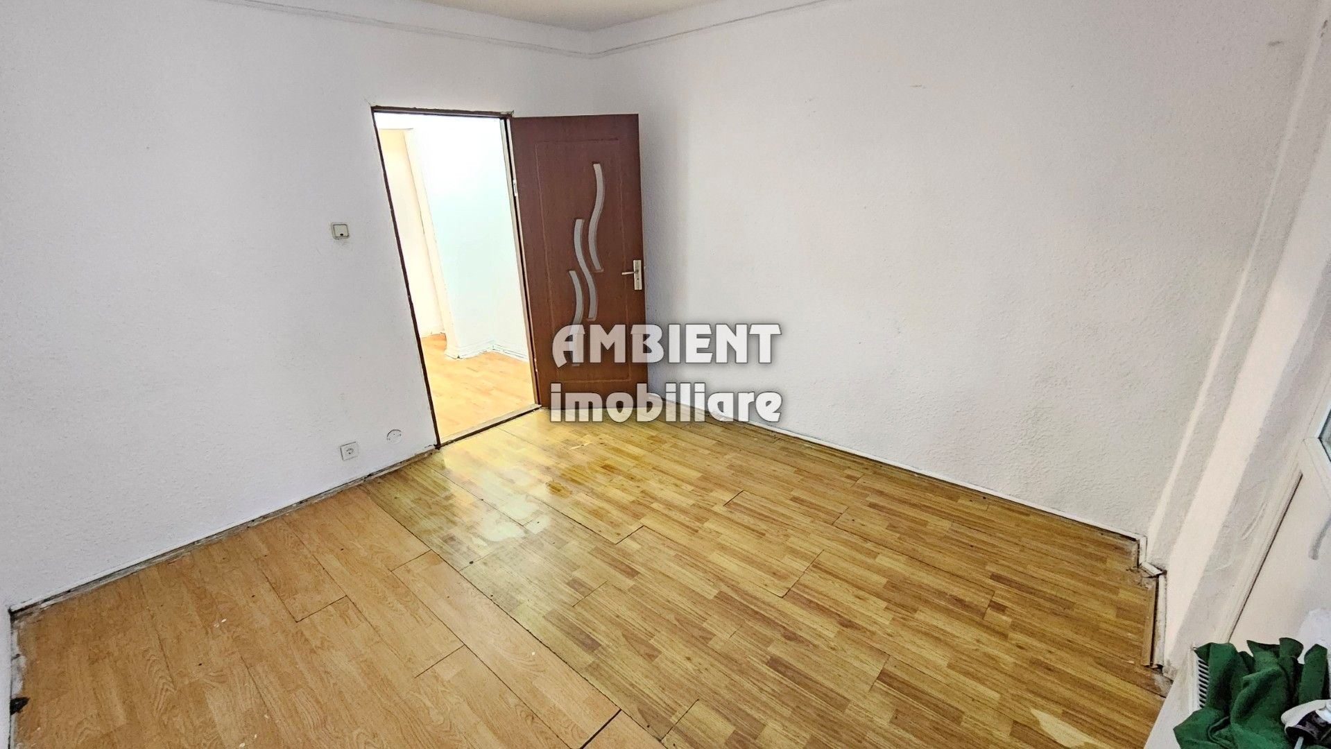 Apartament cu 4 camere, etaj 2, zona CARTIER; - Poză 4
