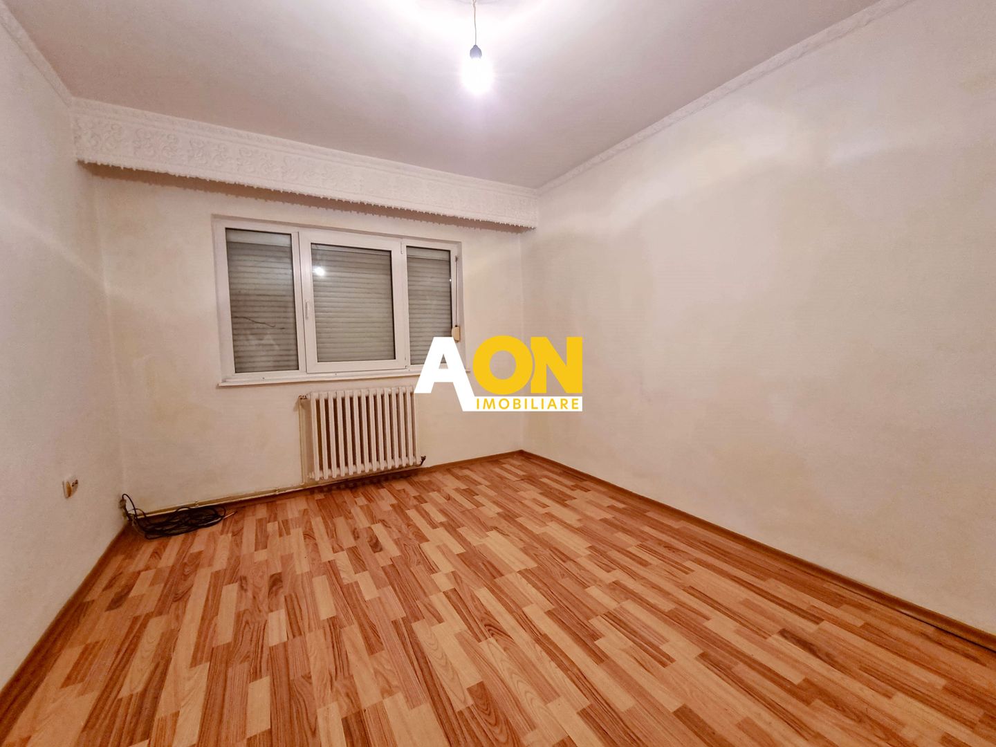 Apartament 2 camere, decomandat, etaj intermediar, Cetate - Poză 1