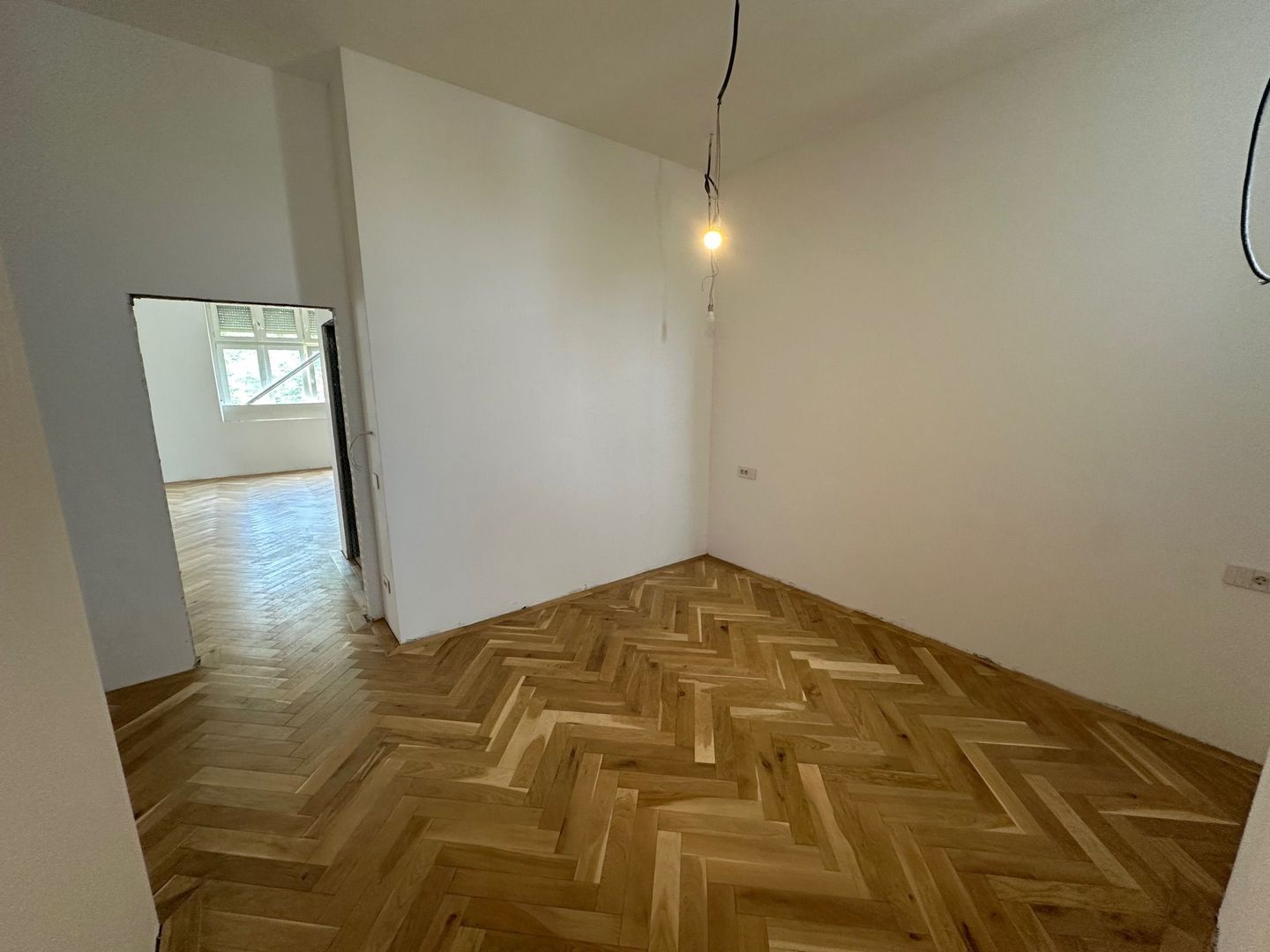 Apartament renovat în clădire istorică - are garaj - Poză 12