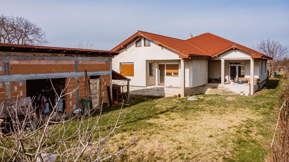 Casă la sol cu teren de 3.451mp în Gai - Poză 2