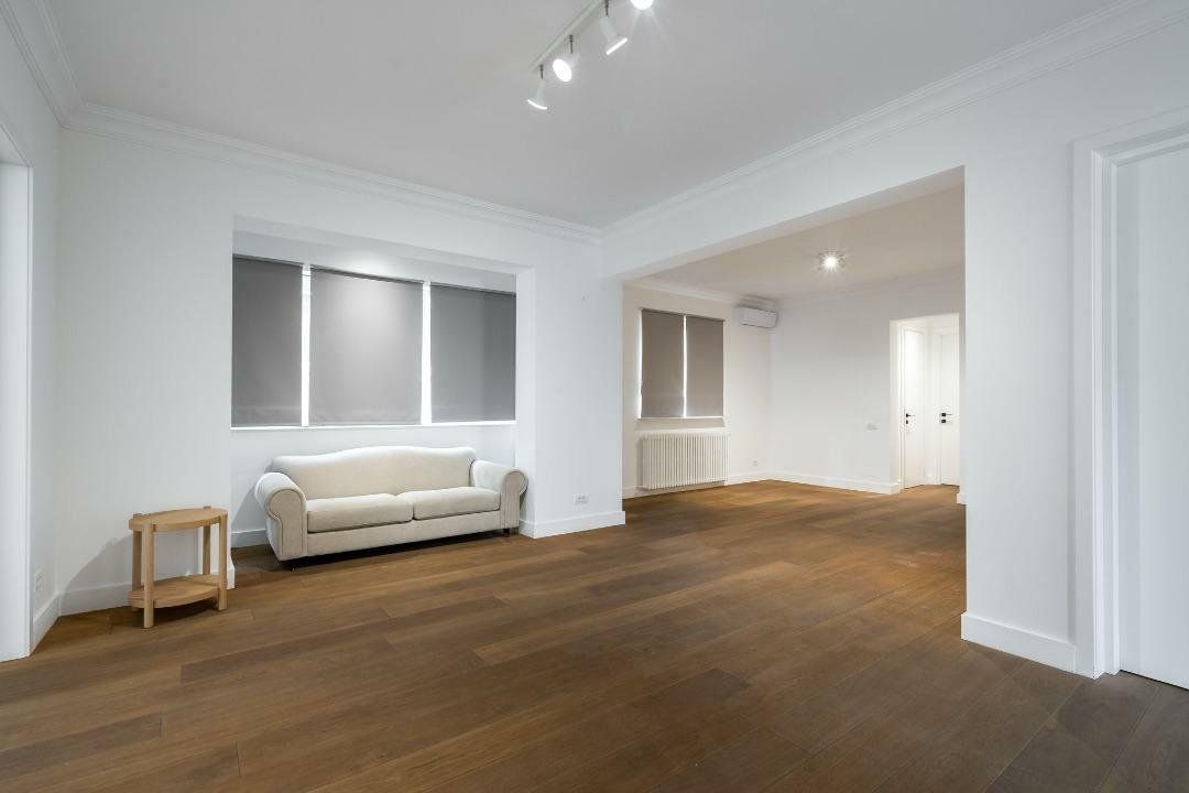 Apartament 5 Camera cu intrare proprie și curte, ideal pentru birou - Poză 1