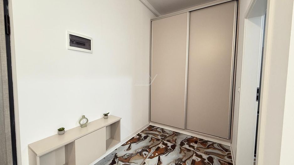 Disponibil imediat. Etaj 1. Bucatarie inchisa. Loc de parcare. - Poză 7