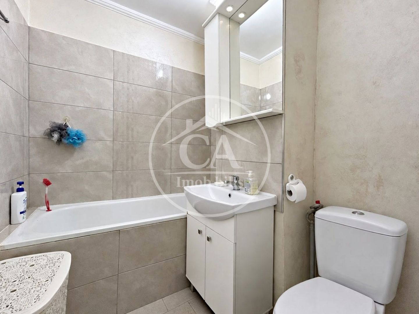 Apartament cu 3 camere de închiriat in zona Rogerius , Oradea - Poză 8