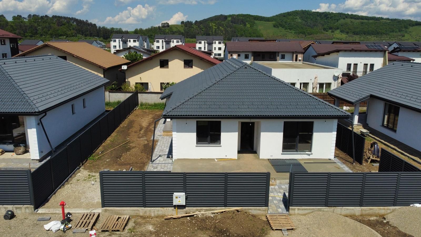 Casa pe parter cu 4 camere de vânzare - Sânpetru - Poză 1