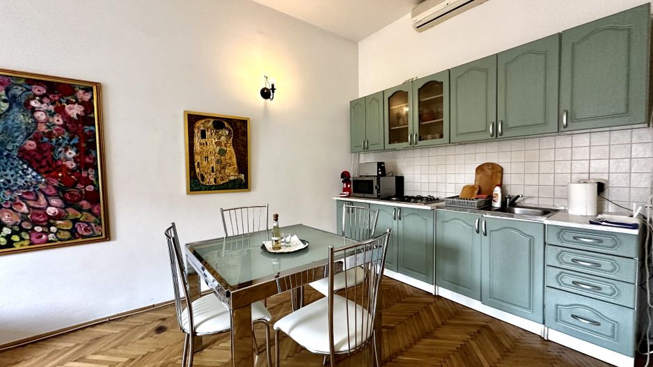 Apartament cu 2 camere,  clasic si boem, cu vedere in Piață Victoriei - Poză 5