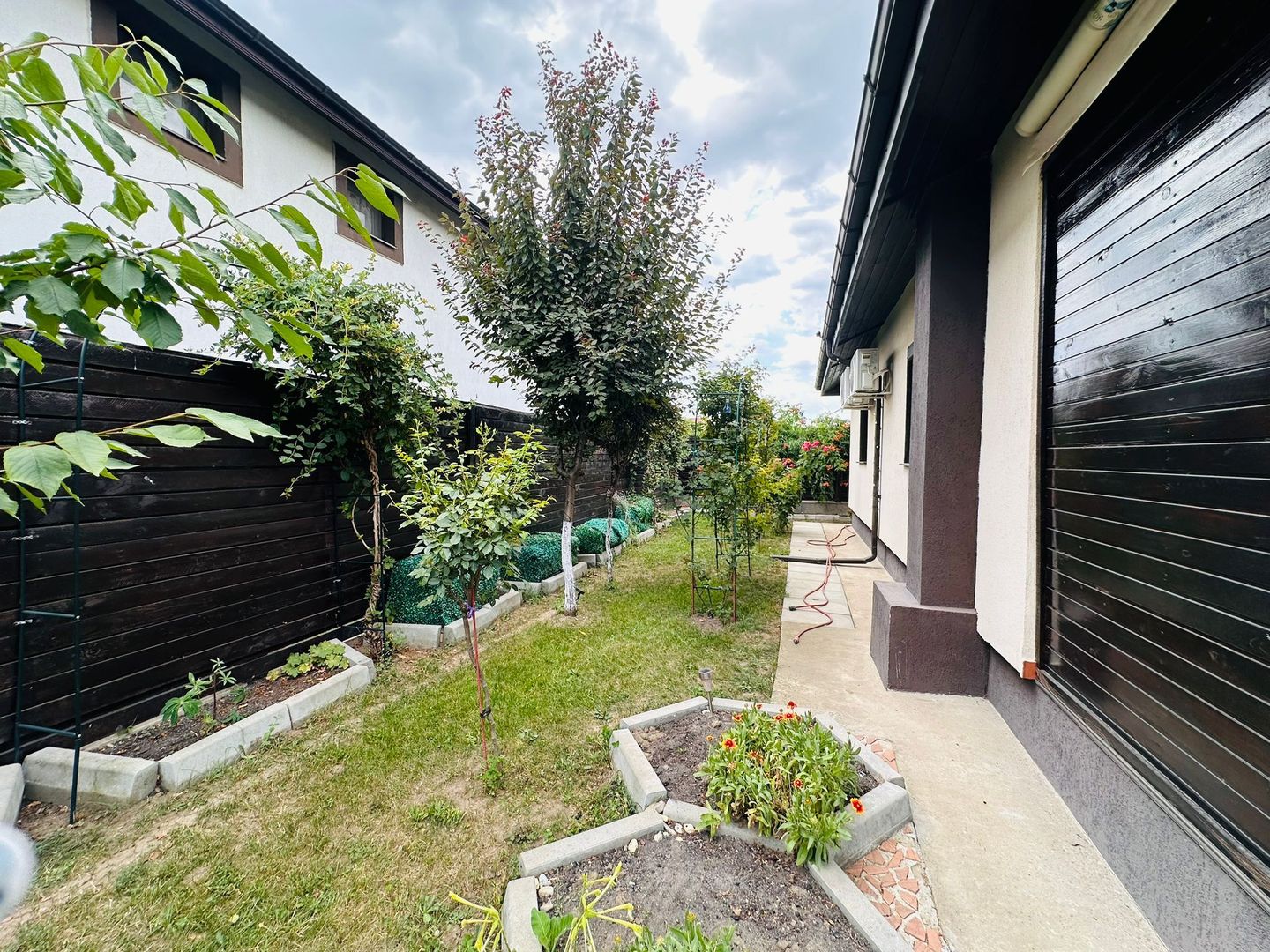 Parter cu structură pentru etaj, curte amenajată și organizare impeca - Poză 3