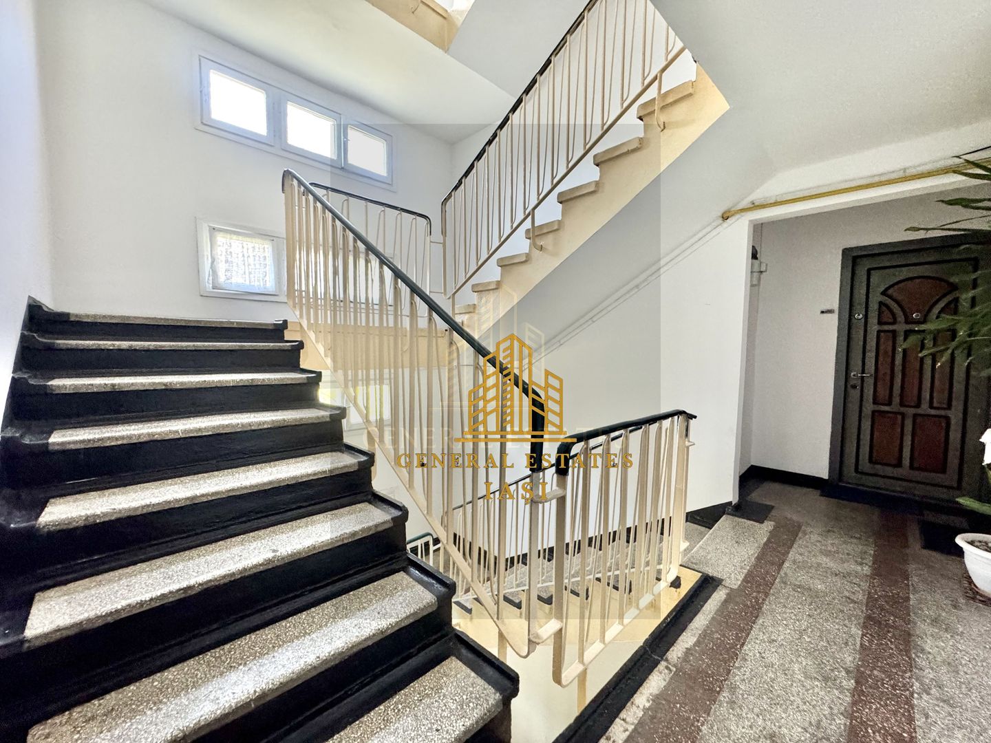 Vânzare apartament cu 2 camere 52 m.p. în Pod Roș - Poză 16