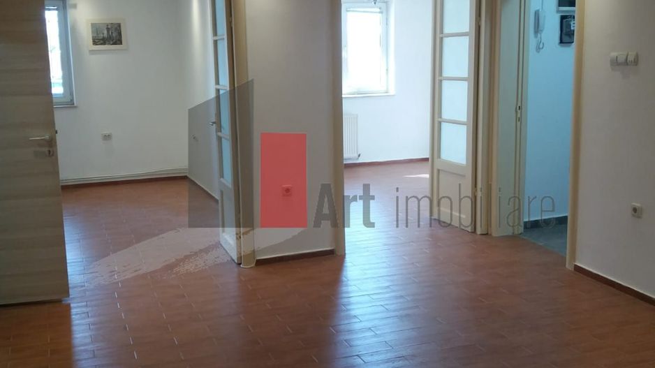 Apartament de 4 camere in vila - Poză 1