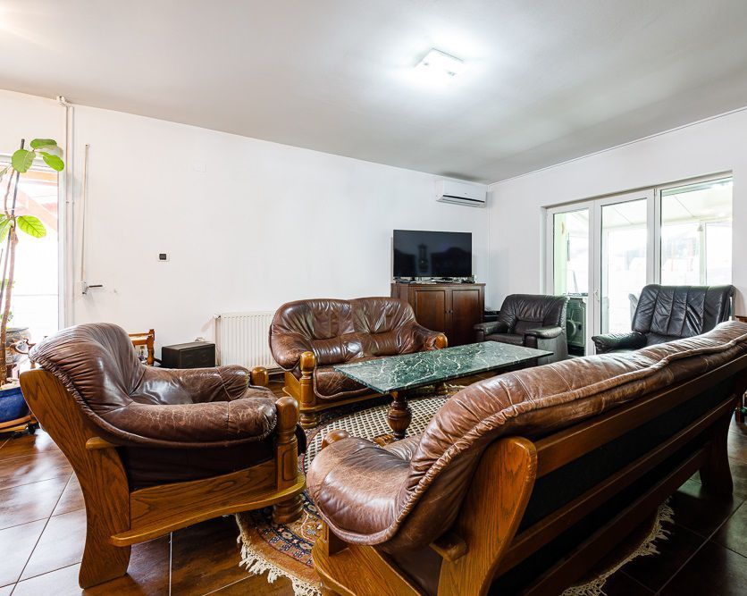 Casă pentru o familie numeroasă în Săcălaz - Poză 15