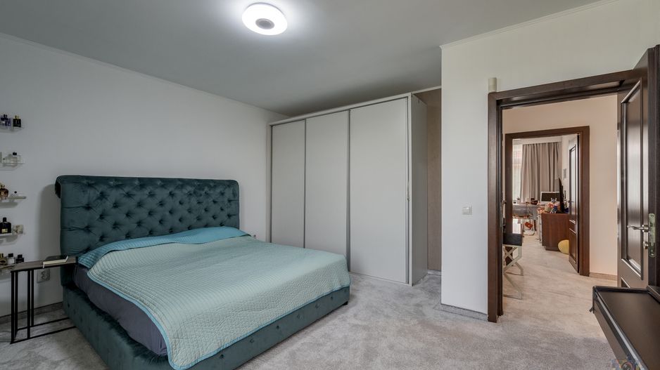Vilă renovată P+1+M  | Foișor vitrat, grădină și jacuzzi - Poză 13