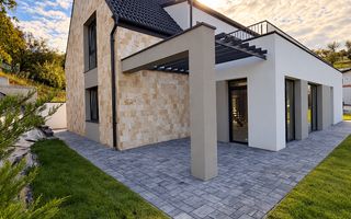 Casa individuala 6 camere, 5 bai, terasa la etaj, curte, P+ET+POD - Poză 1