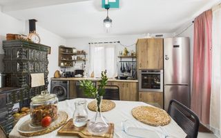 Casă renovată în localitatea Comănești, Arad - Poză 4