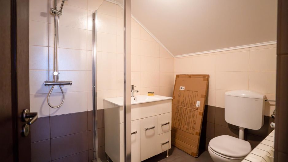 Pensiune cu 12 camere in Baile 1 Mai - Poză 13