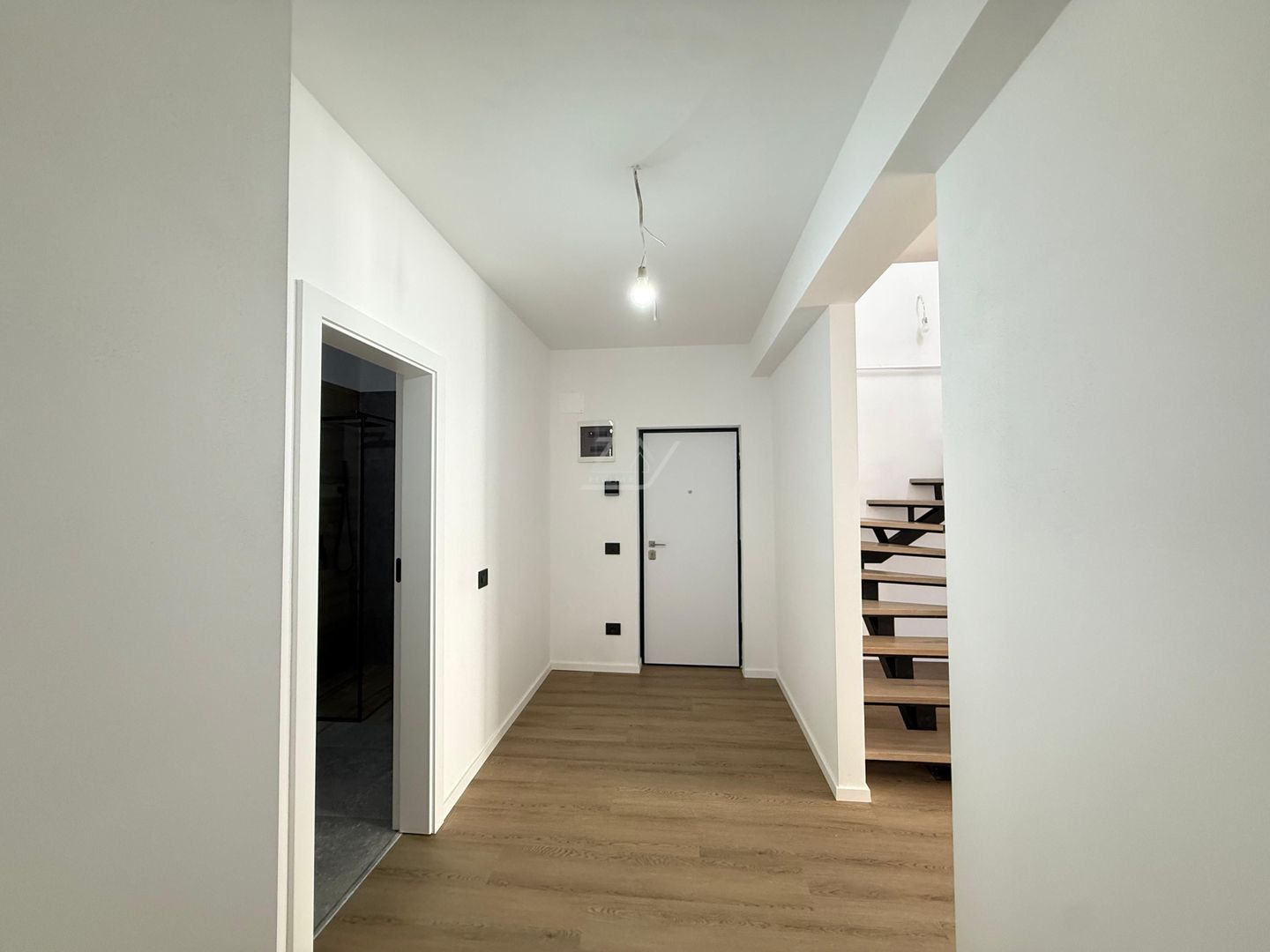 Ap pe 2 niveluri. 4 camere, 2 bai. 2 locuri de parcare. - Poză 8