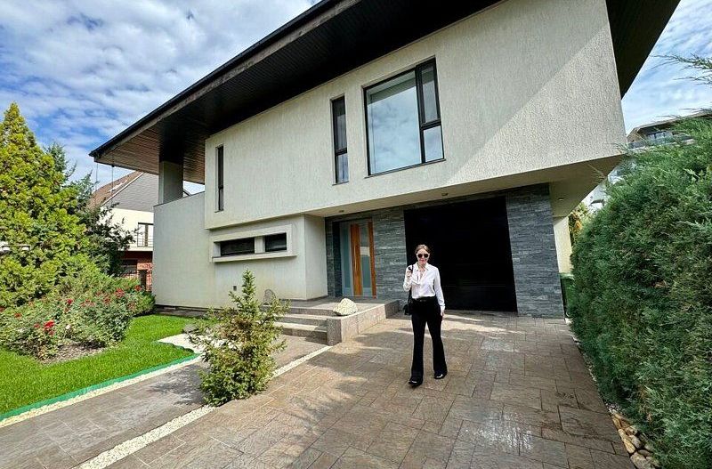Vila lux de vanzare in cel mai dorit complex din Erou Iancu Nicolae-locatie rara - Poză 1