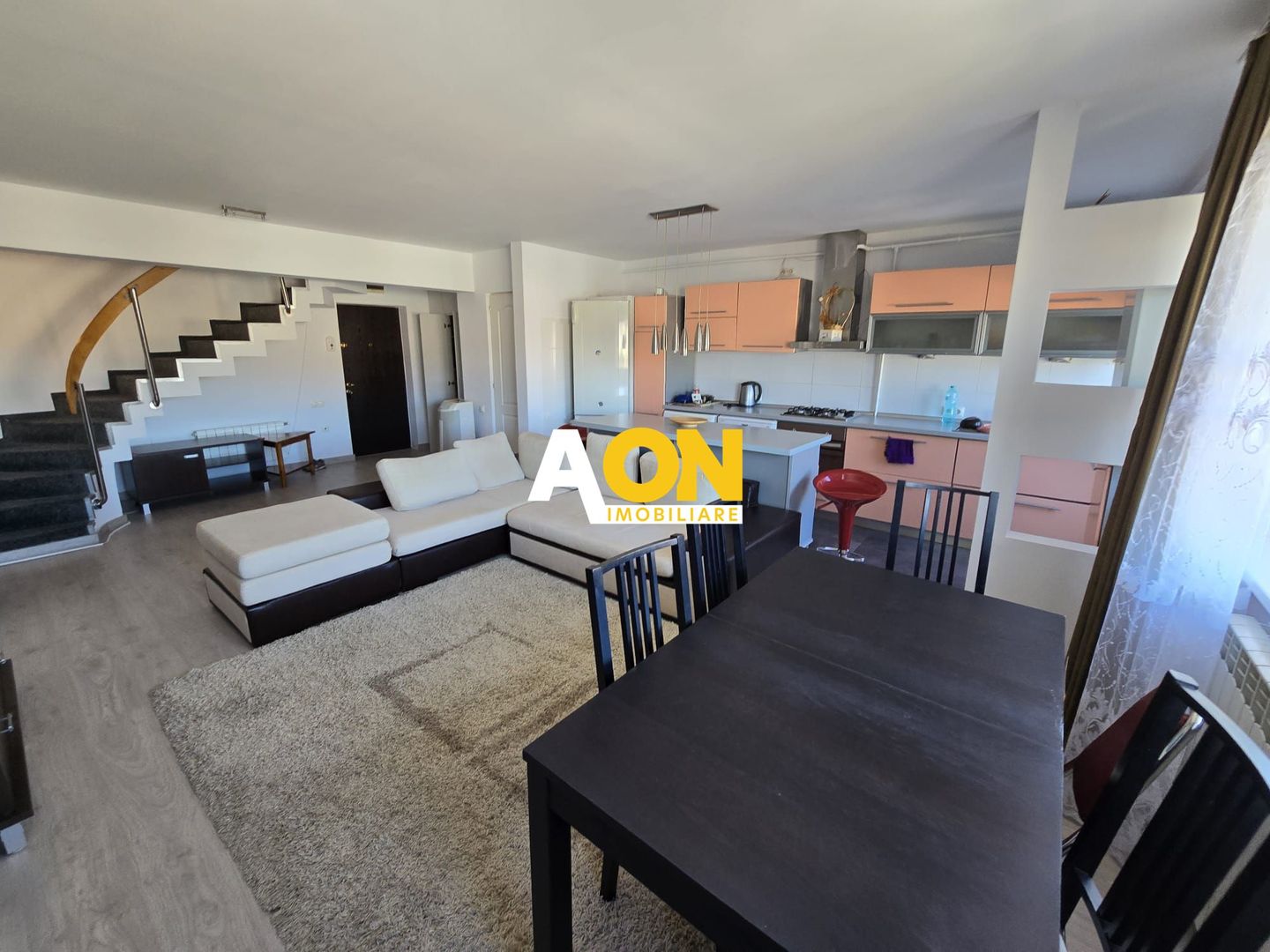 Apartament cu 3 Camere, Scară Interioară, Zona Centru - Poză 1