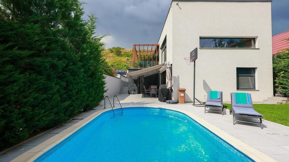 Vilă cu piscină, design mediteraneean. 410.000 E (neg, comision 0) - Poză 1