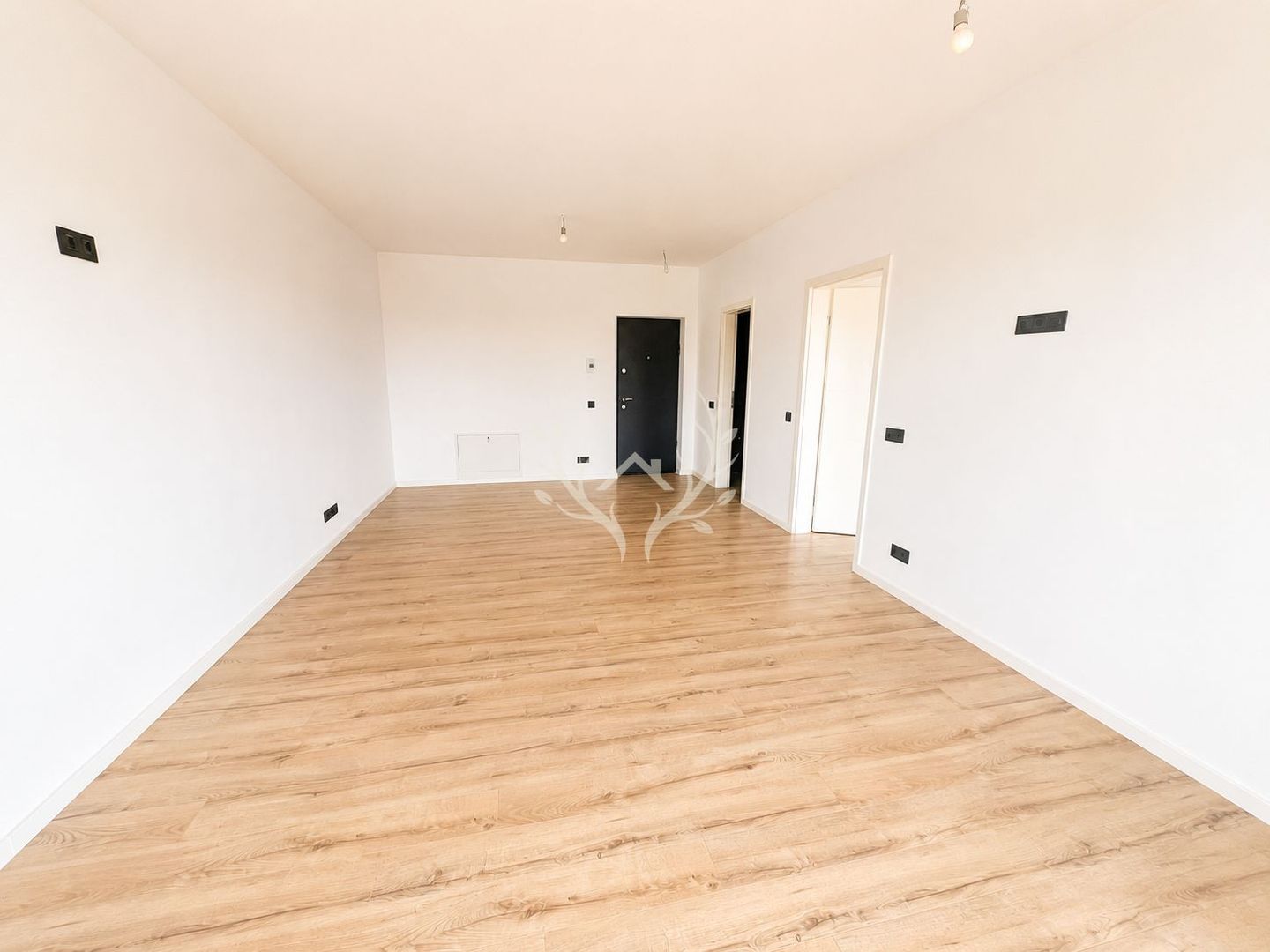 Apartament cu 2 camere, bloc nou, finisat si pregatit pentru amenajare - Poză 2