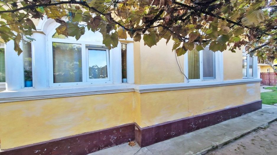 Vanzare casa cu teren 1800 mp, Pitesti str Bananai, la intrare - Poză 12