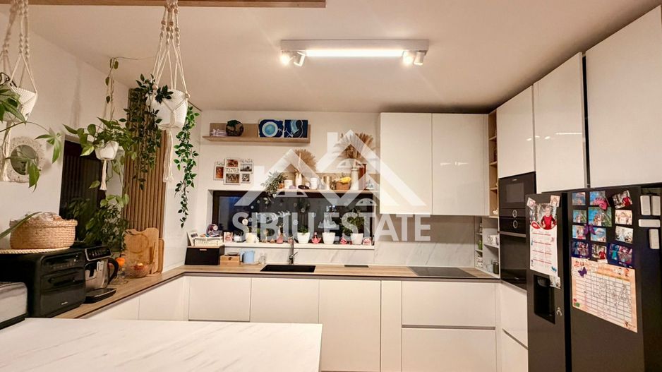Duplex elegant cu 5 camere, 2 bai, curte in Cristian - Poză 4