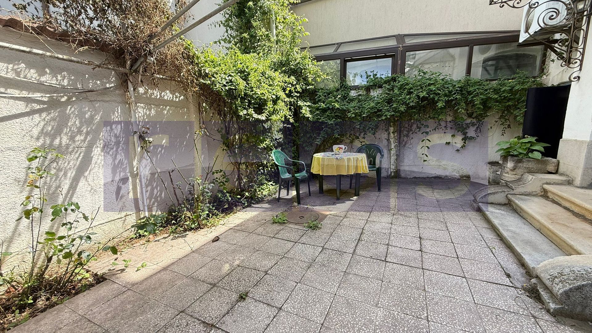 VILA DE VÂNZARE | 6 CAMERE CURTE PROPRIE 200 MP | ZONA CENTRALĂ - Poză 2