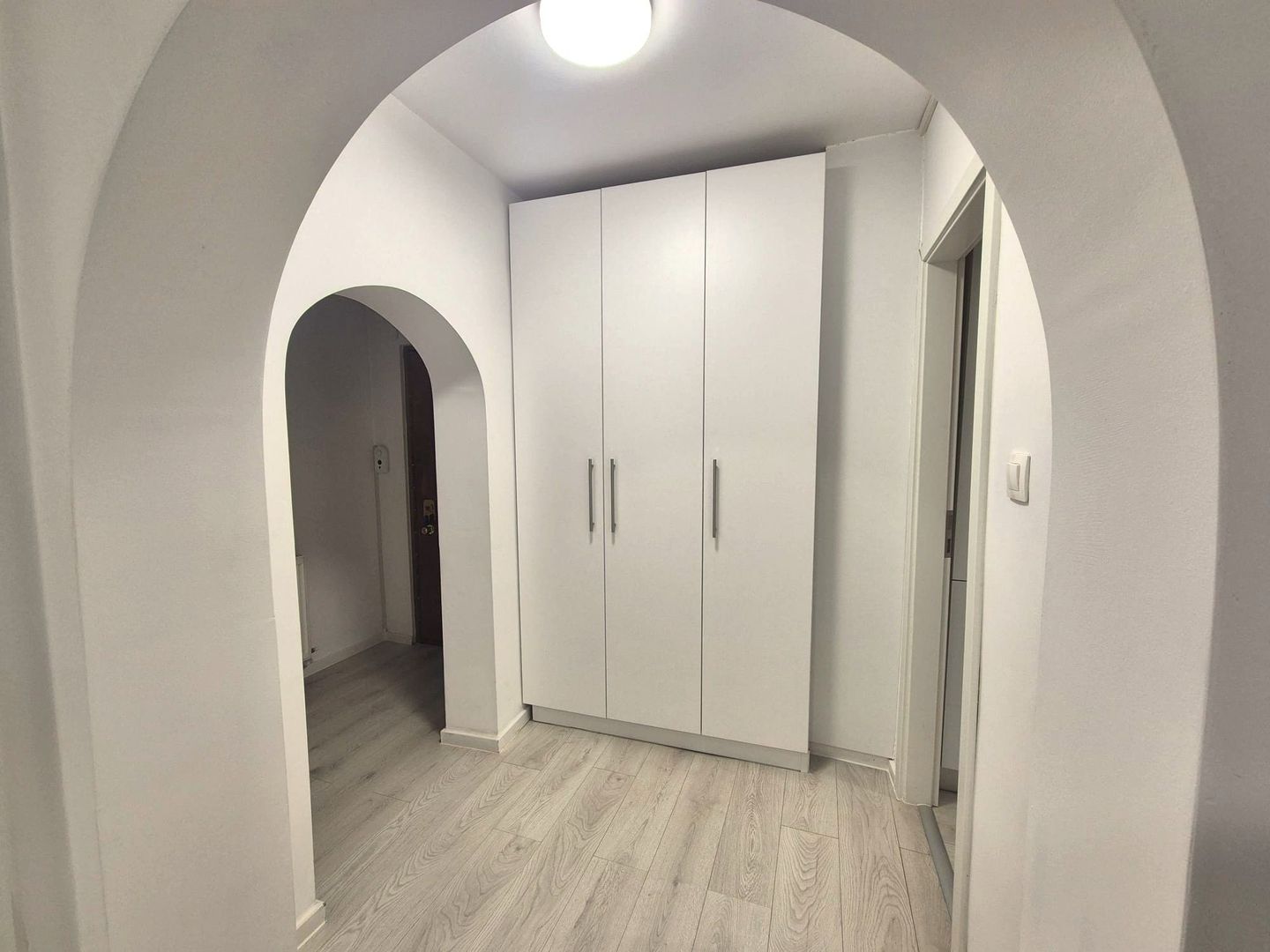 Zonă centrală – Apartament 2 camere, mobilat și utilat complet, modern - Poză 3