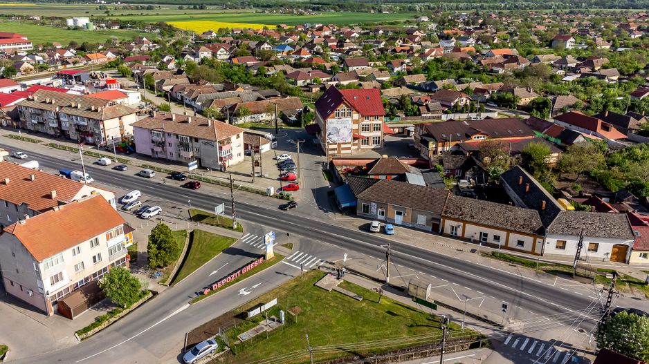 Imobil cu spații comerciale bine poziționat. pe DN în Pecica. - Poză 5