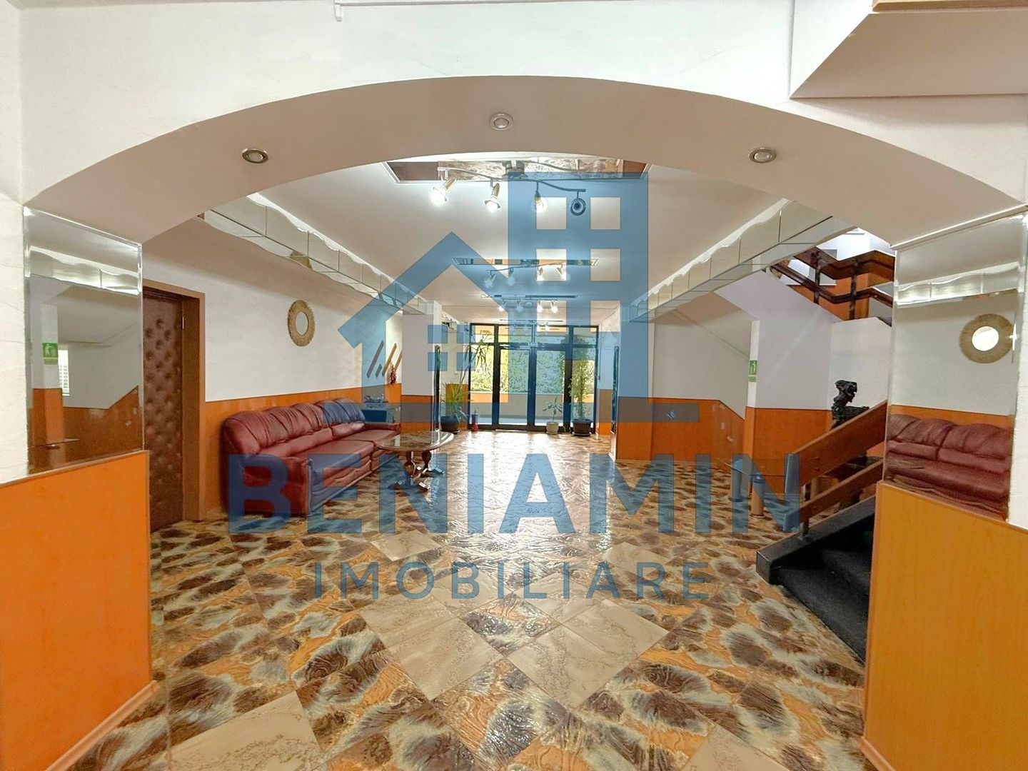 22 camere cu grup sanitar propriu-Sala conferinte-Central-Business - Poză 1