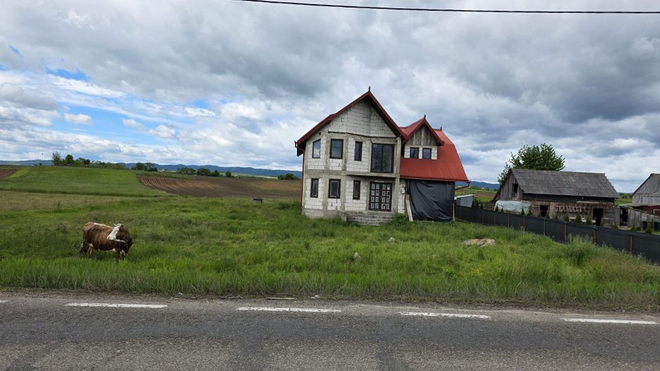 Casa la rosu Boroaia-Suceava - Poză 1