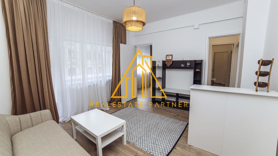 Apartament 4 camere renovat, central, ideal rezidențial sau activitate business - Poză 1