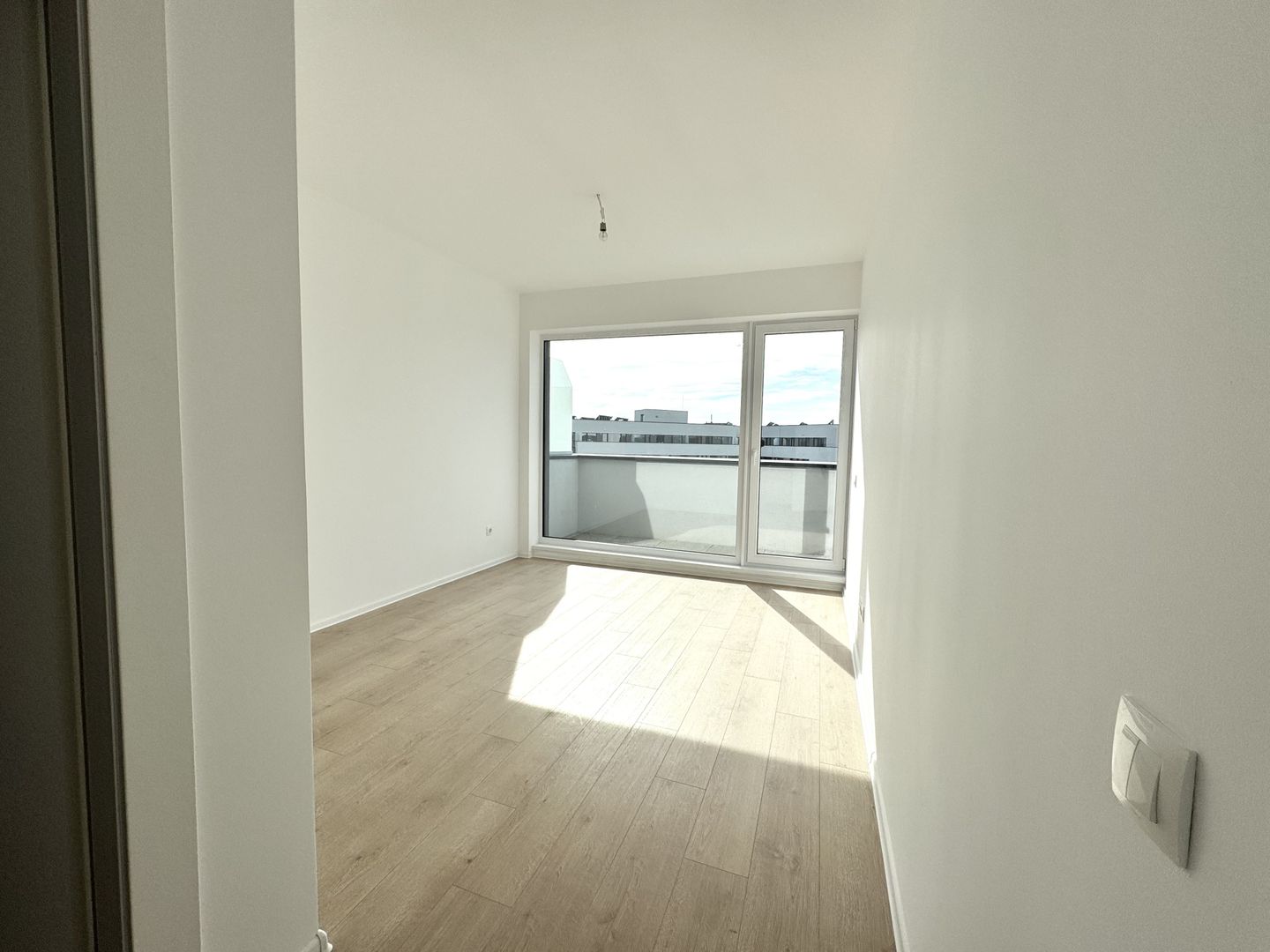 3 camere. Bucătărie închisă. Vedere panoramică. Reper Mall Colosseum - Poză 13