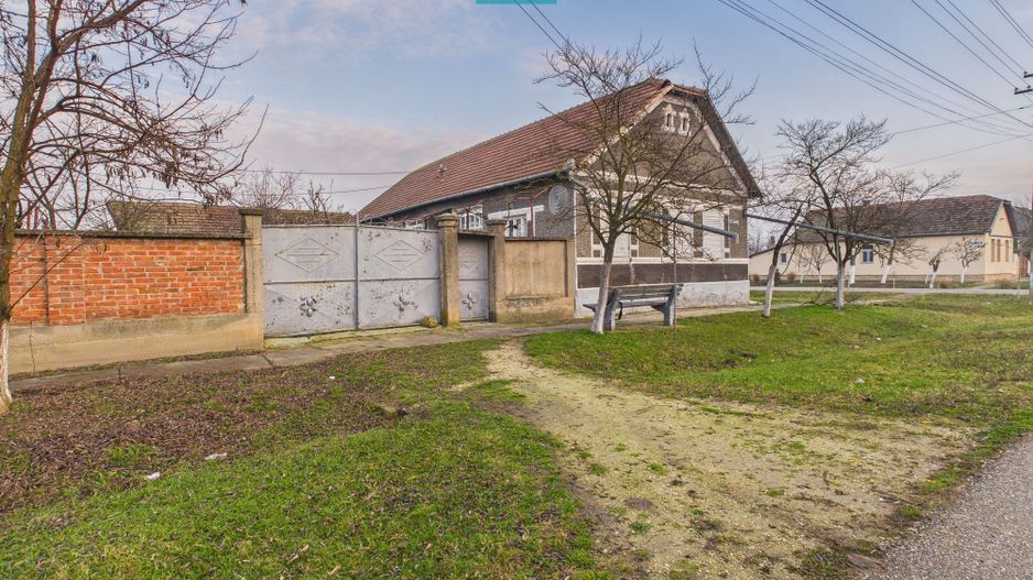 Proprietate cu 3 case din văiugă și teren în Nadab - Poză 6