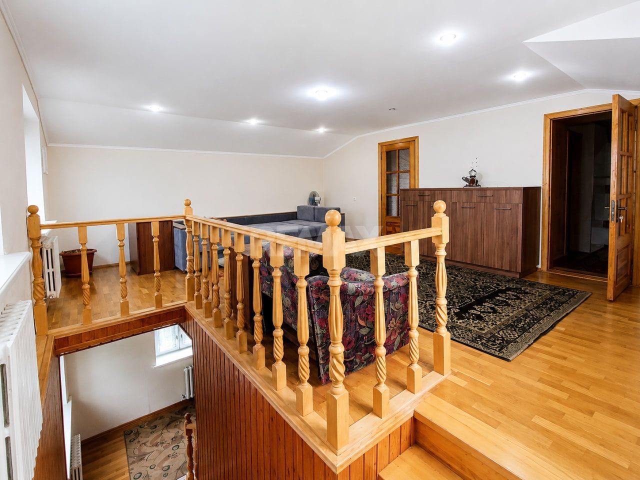 Nu este doar o vilă. Este refugiul tău verde cu 38 ari și pădurice proprie! - Poză 15