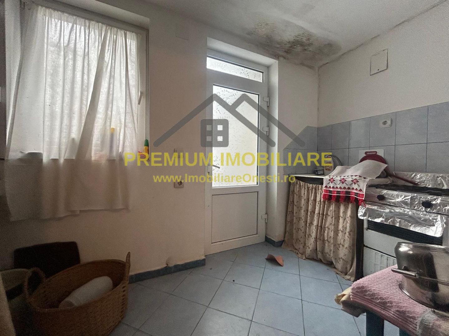 Casă batraneasca+ teren 999 mp intravilan în Oituz - Poză 6