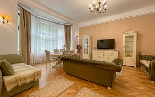 Apartament deosebit cu 3 camere, curte si parcare, aproape de Centru - Poză 1