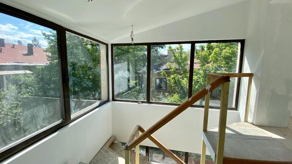 Refugiu Urban cu Eleganță Clasică – Vilă Renovată în Inima Primăverii - Poză 16