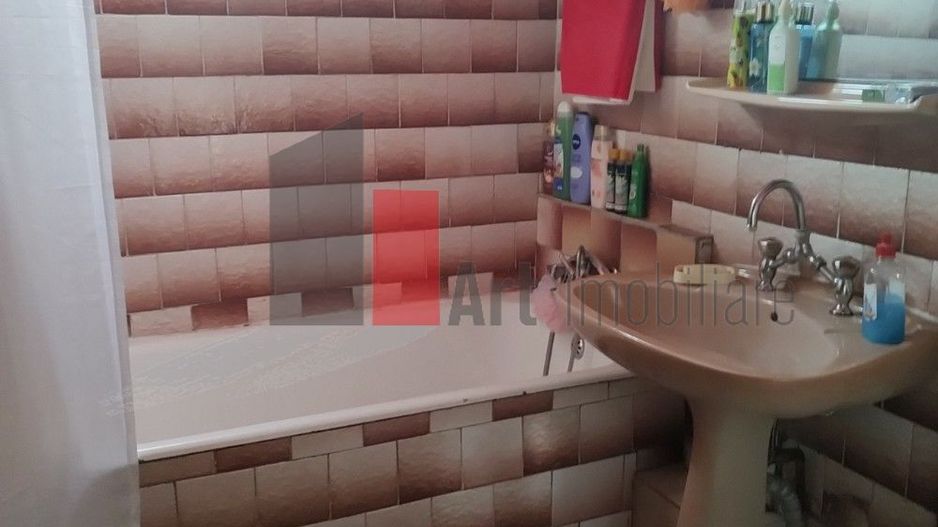 Apartament 3 camere Moinesti - Poză 5